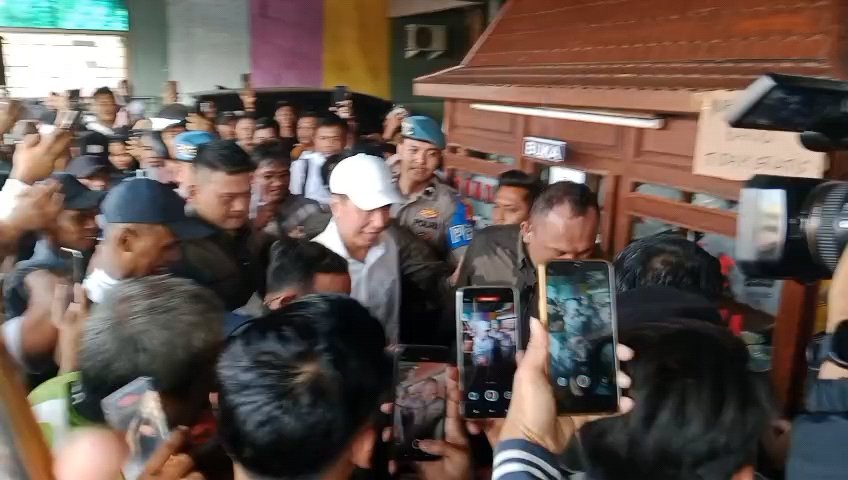 Jokowi Disambut 8.000 Porsi Bakso Gratis di Cikarang, Jalan Citarik Dipadati Warga